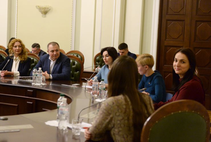 У Верховній Раді України відбулася презентація автобіографії Джона Маккейна «Буремна хвиля» в рамках проекту КНИЖКОВИЙ КЛУБ ВЕРХОВНОЇ РАДИ УКРАЇНИ «САМІТ З КНИГОЮ»

Відкриваючи засідання Книжкового клубу, присвячене презентації автобіографічної книжки американського сенатора Джона Маккейна «Буремна хвиля: добрі часи, праведні справи, великі битви та інші звитяги», модераторка заходу Світлана Привалова нагадала, що цей американський політики був великим другом України і що на його честь у Києві названо вулицю.
«Через всю книгу Джона Маккейна проходить думка про важливість служіння народу». - сказала керівниця видавництва «Vivat», котре видало книгу, Юлія Орлова, розповідаючи про причини вибору цієї книги для опублікування. «Мені захотілось познайомити максимально велику кількість людей з позицією людини, важливої для мене, для Америки і для всього світу», - додала Юлія Орлова. Вона також зазначила, що на її думку, «дана книга має бути однією з настільних книг у наших політиків і громадських діячів». При цьому видавець не виключила, що книжка може бути цікавою для широкого кола читачів, оскільки в ній багато особистого.
Своїми враженнями від книги поділилася народний депутат України VIII скликання, екс-голова Комітету у закордонних справах Ганна Гопко.
Надзвичайний і Повноважний Посол України, заступник Міністра закордонних справ України (2007-2010), представник України при Європейському Союзі (2010-2015) Костянтин Єлісєєв зазначив, що із захопленням прочитав презентовану сьогодні автобіографію.

У презентації також взяли участь: народні депутати України; Надзвичайний і Повноважний Посол України, виконуючий обов'язки Міністра закордонних справ України у 2009 році, автор книжки «Дипломатичні сюжети: невигадані історії кар'єрного дипломата» Володимир Хандогій; Сенатор Європейського Економічного Сенату Світлана Подлєсна; голова правління Центру громадських свобод, координаторка Євромайдан SOS Олександра Матвійчук; політологи та дипломати.
